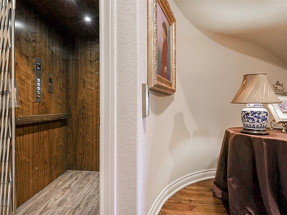 4th image of 2715 Kings Retreat Cir
