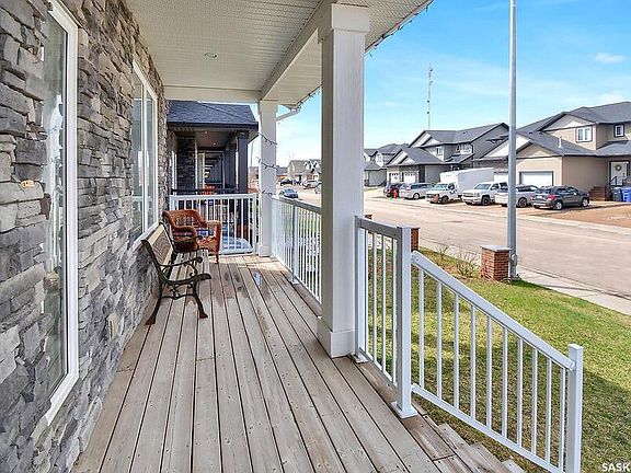 3rd image of 524 Maple CRESCENT