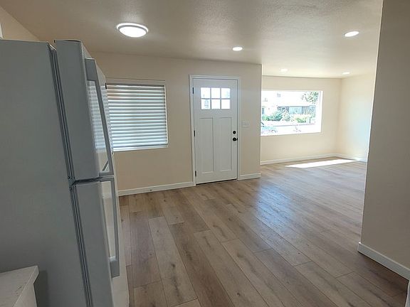 5th image of 1015-1017 W Gem Ave