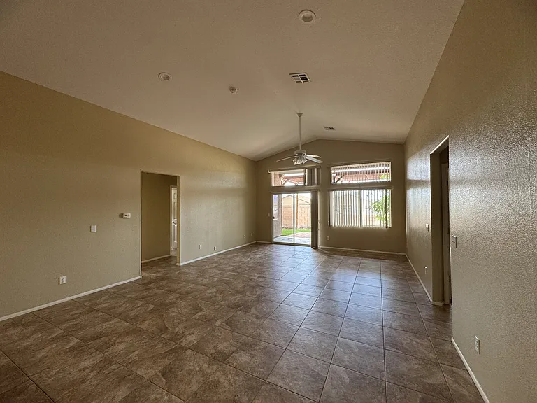 3411 Rosewood St — Photo 3