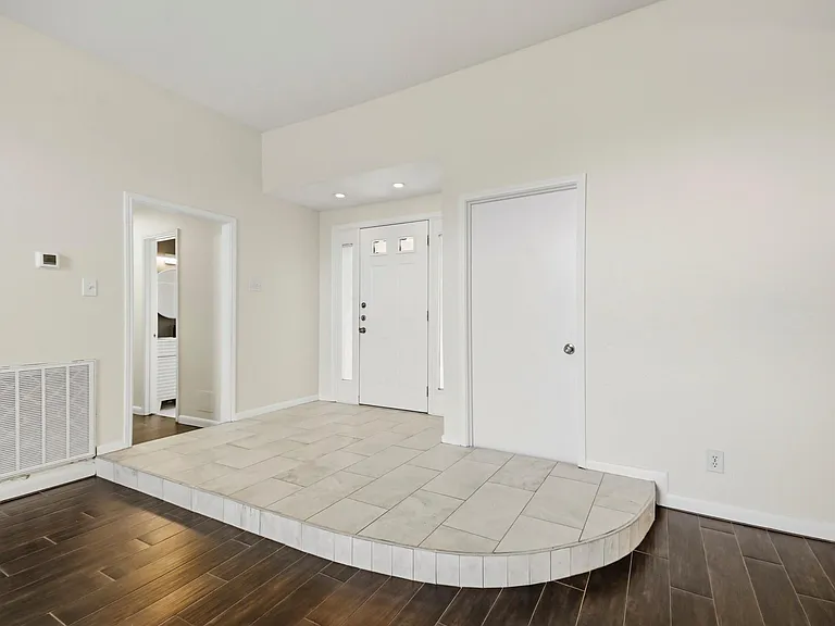 830 Seacliff Dr — Photo 3
