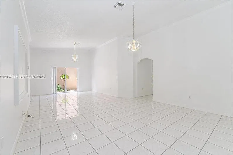 4 bed, 2053 sqft, $4,400 — Photo 3