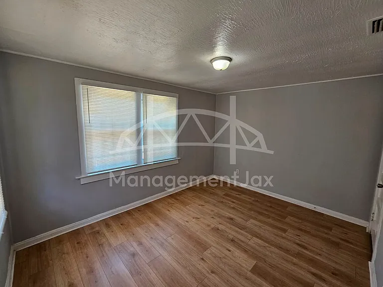 2040 W 15th St — Photo 8