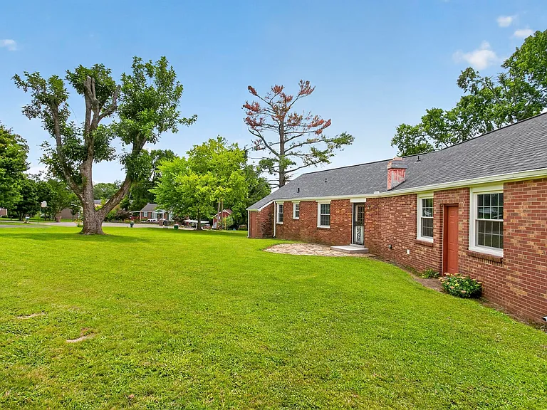 409 Woodberry Dr — Photo 32