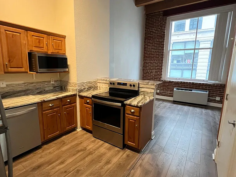 308 W 8th St #215 — Photo 4