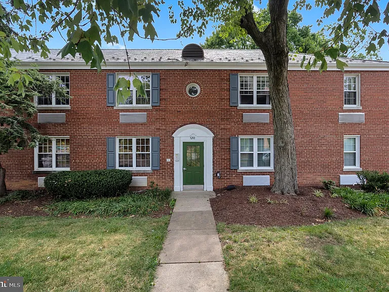 3201 Commonwealth Ave #B — Photo 1