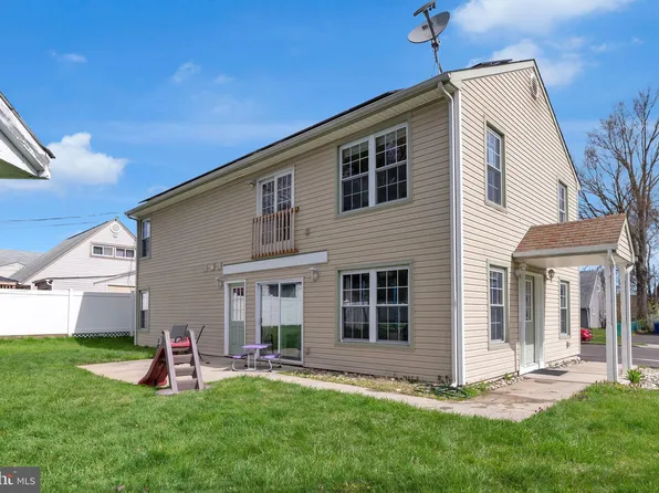 9 Rambler Ln, Levittown, PA 19055