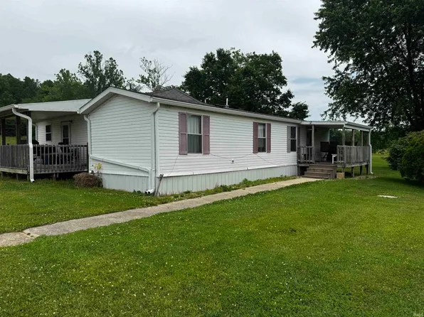2 E Calvertville Rd, Bloomfield, IN 47424