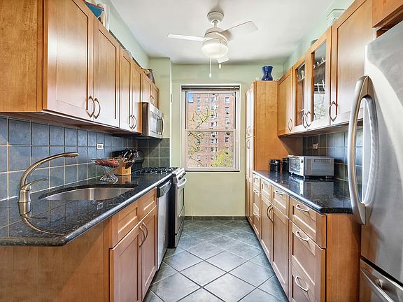 5th image of 550 Grand St APT G5f
