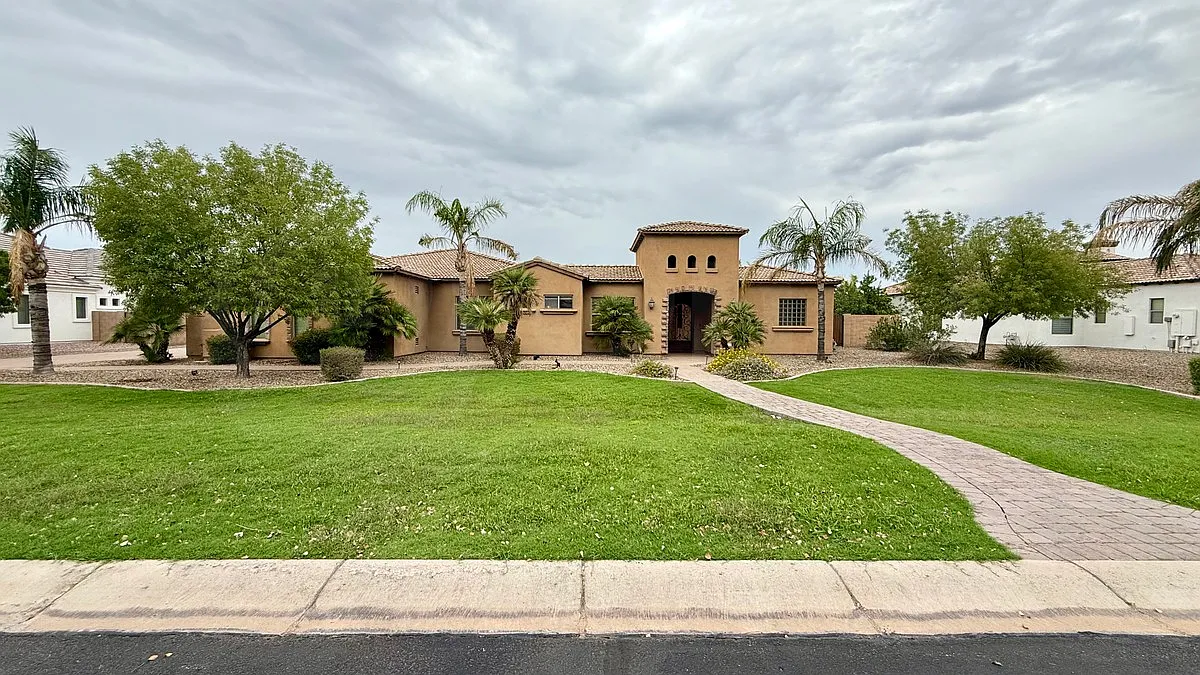 4 bed, 5.0 bath, 3703 sqft, $5,899 — Photo 2