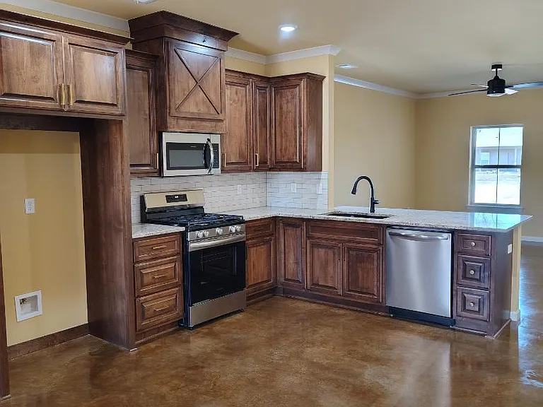 304 W Rollins St — Photo 4