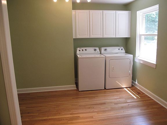 Eat in kitchen w/ washer dryer