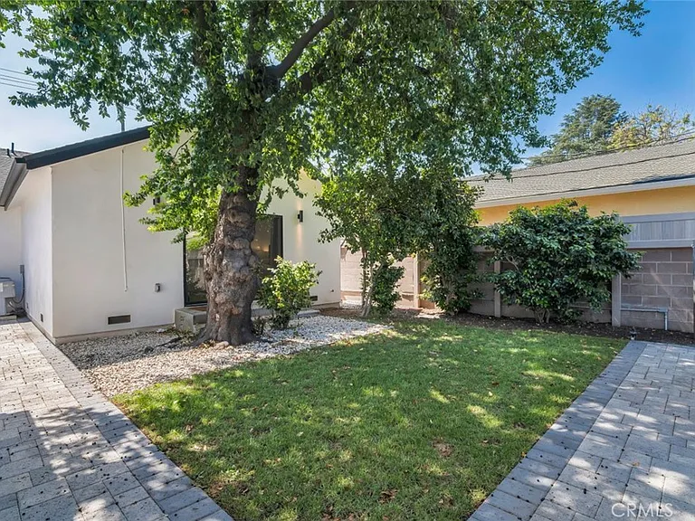 2115 W Clark Ave — Photo 28