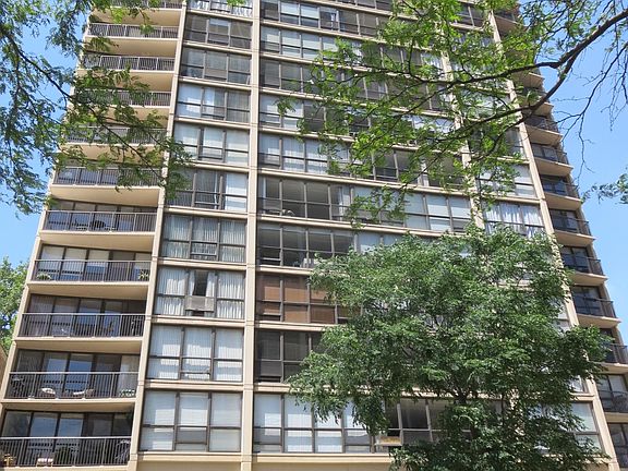 2nd image of 1540 N La Salle St #1105