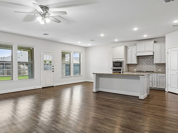 3rd image of 924 Pear Ave