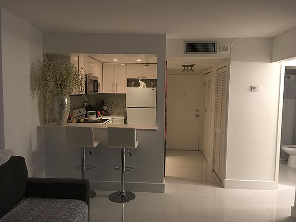 5th image of 1035 West Ave APT 700