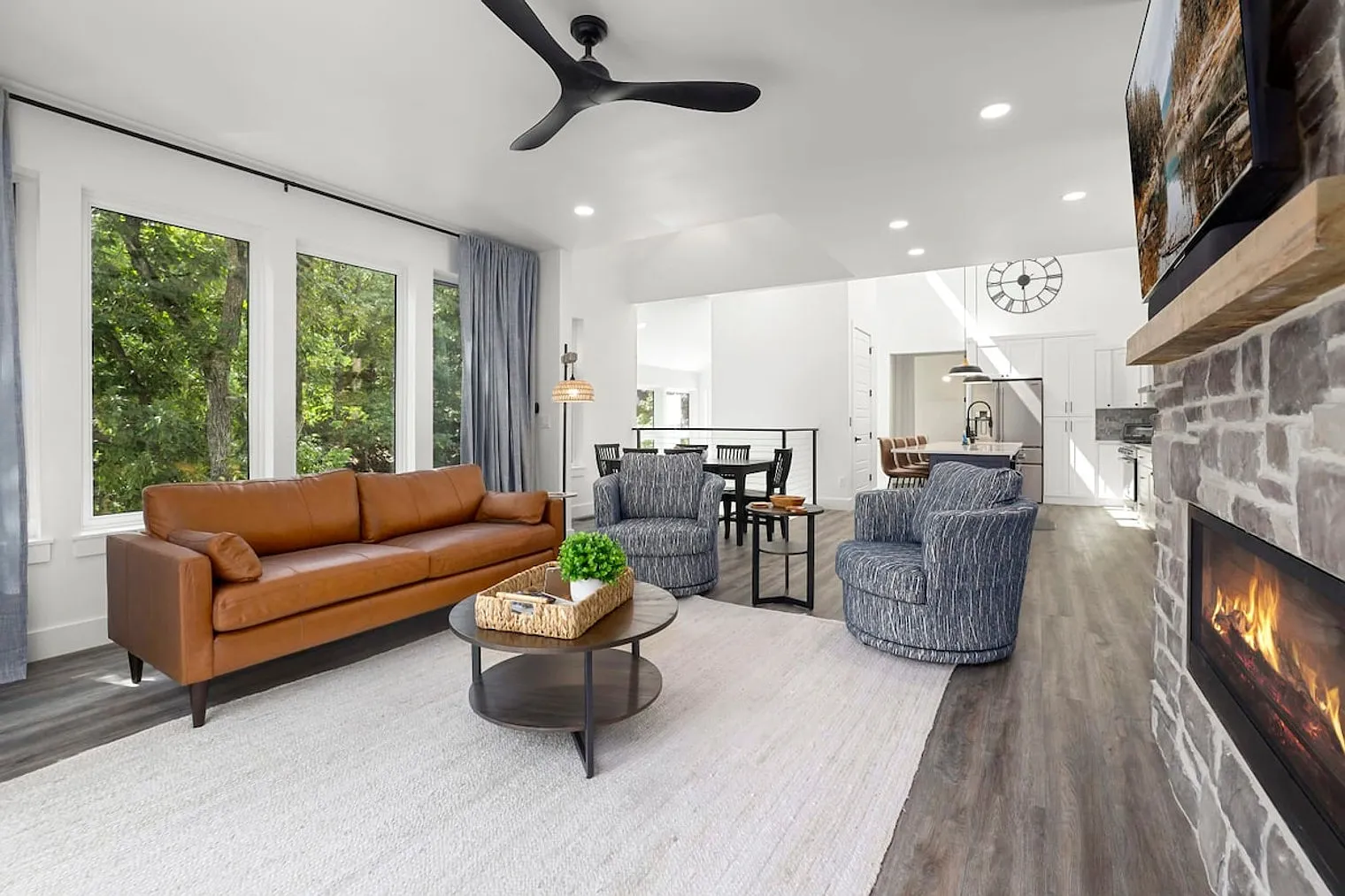 3 bed, 3.0 bath, 4197 sqft, $15,228 — Photo 3