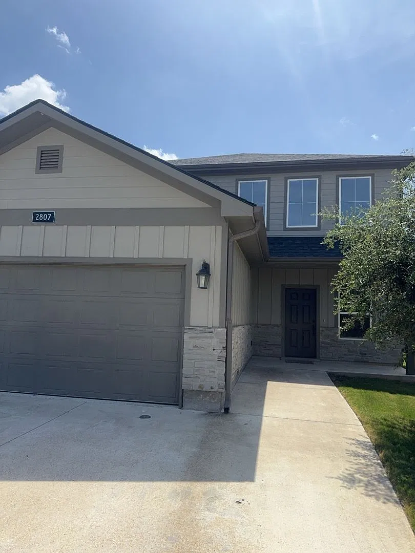 Now Pre-Leasing for August 2027! Five Bed Luxury Home in Pershing Pointe Villas! — Photo 1