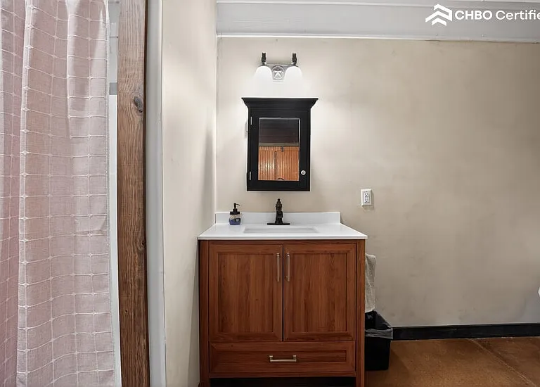 Bunk House bath 2
