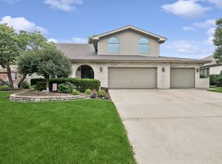 8122 Hampton Dr, Woodridge, IL 60517