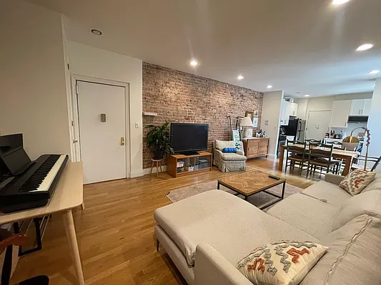 Rented by PMG Real Estate  | media 1