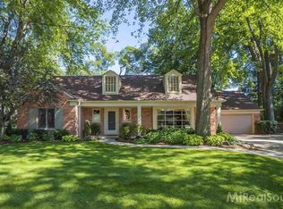 516 Heather Ln, Grosse Pointe Woods, MI 48236