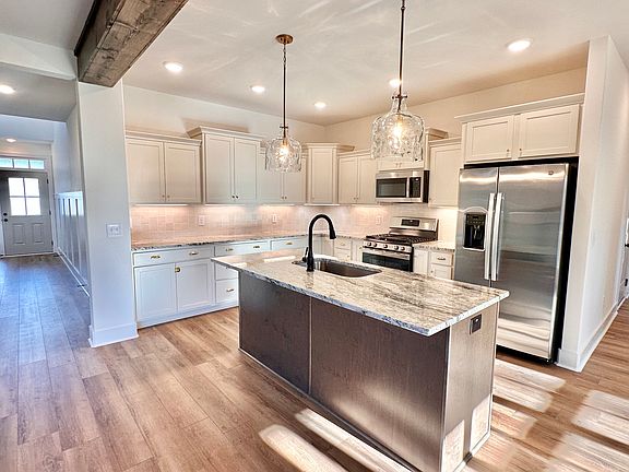 4th image of 2186 Fairfax Dr