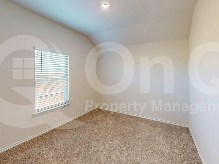915 Presleigh Dr — Photo 11