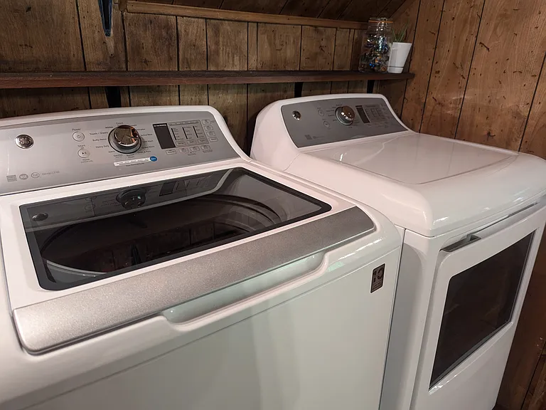 Full-Size Washer and Dryer with starter Single Use Laundry Detergent Pods Provided located on the main level