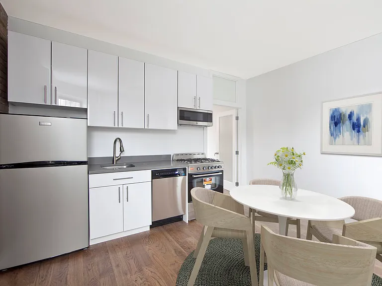 329 E 6th St #15 — Photo 4