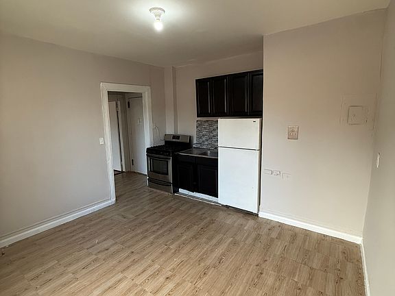 3rd image of 2604 Bainbridge Ave APT 1C