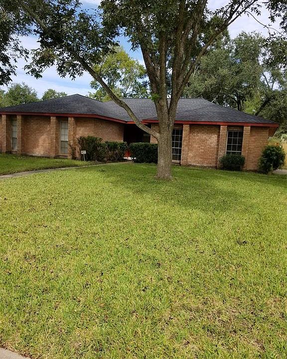 1st image of 305 Castlelake Dr