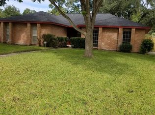 305 Castlelake Dr, Friendswood, TX 77546
