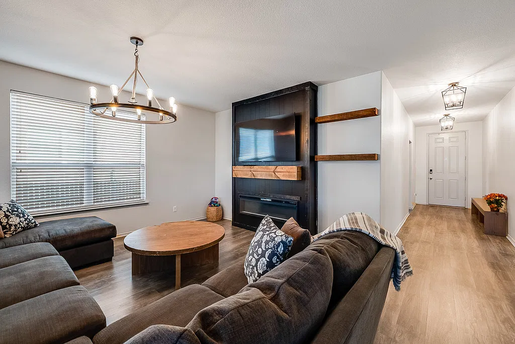 4 bed, 1798 sqft, $2,450 — Photo 3