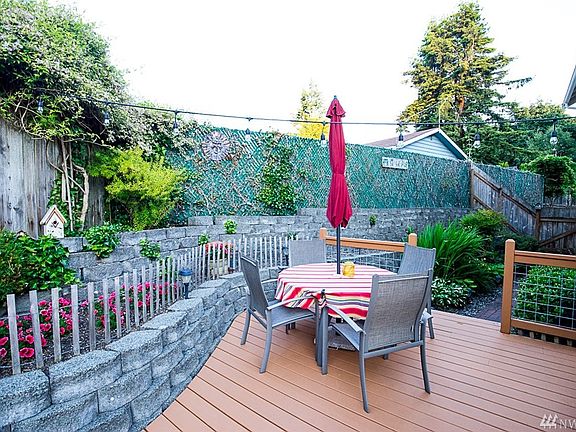 You will love to entertain your guests on this beautiful deck, surrounded with colorful flowers and amazing plants. 