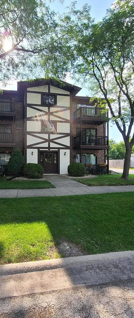 11800 S Komensky Ave APT 203 photo 1