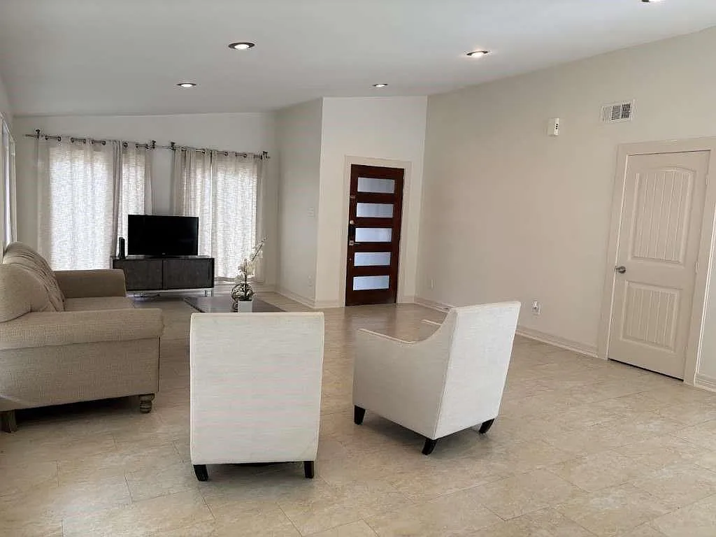4 bed, 3.0 bath, 2873 sqft, $4,295 — Photo 2