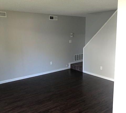 2nd image of 930 Carro Dr APT 2