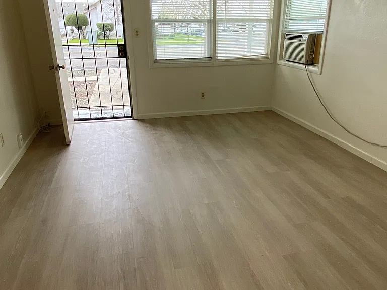 1140 Broadway St — Photo 3
