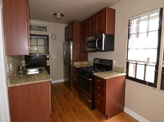 3rd image of 2108 W Ainslie St APT 1E