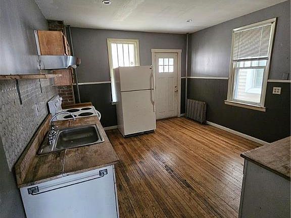 3rd image of 42 E Water St