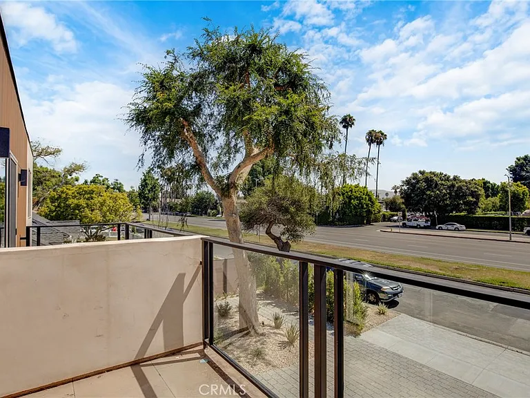 4855 Woodman Ave — Photo 32