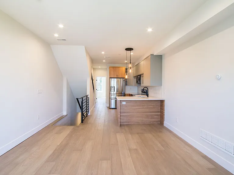 2147 N Franklin St — Photo 3