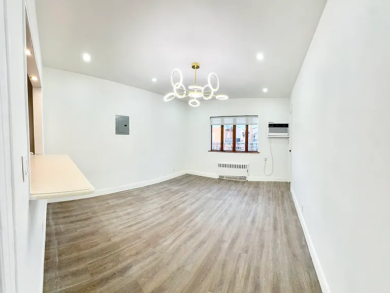 2558 E 2nd St #2F — Photo 1