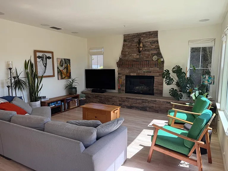 286 Edinburgh Ln — Photo 2