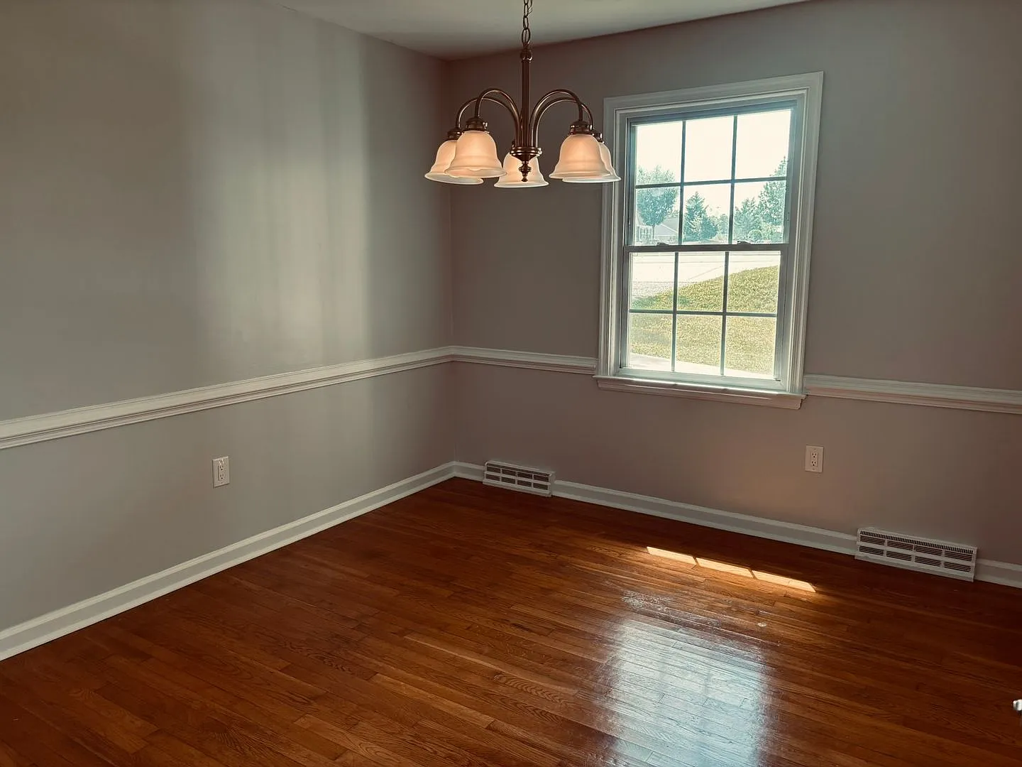 Large 3 bedroom brick rancher with 1.5 bathrooms. — Photo 4