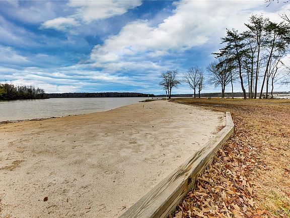 4th image of 252 Lake Front Dr