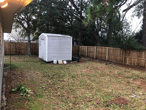 4th image of 2705 Pinewood Dr