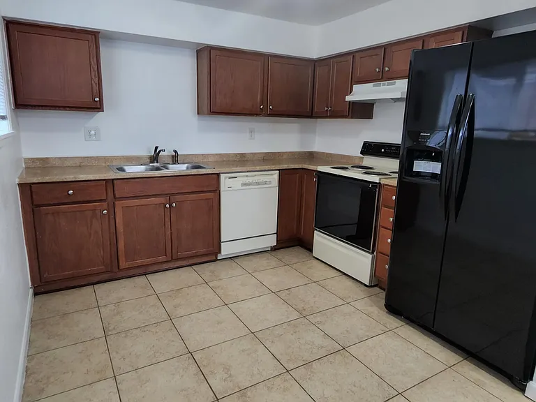 1052 Magnolia St — Photo 7