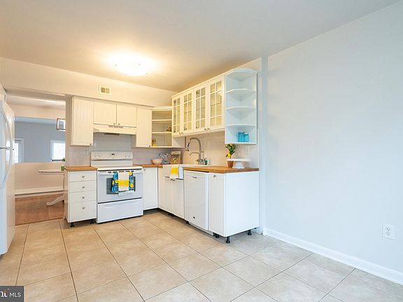 5th image of 7928 Bentley Village Dr #15B
